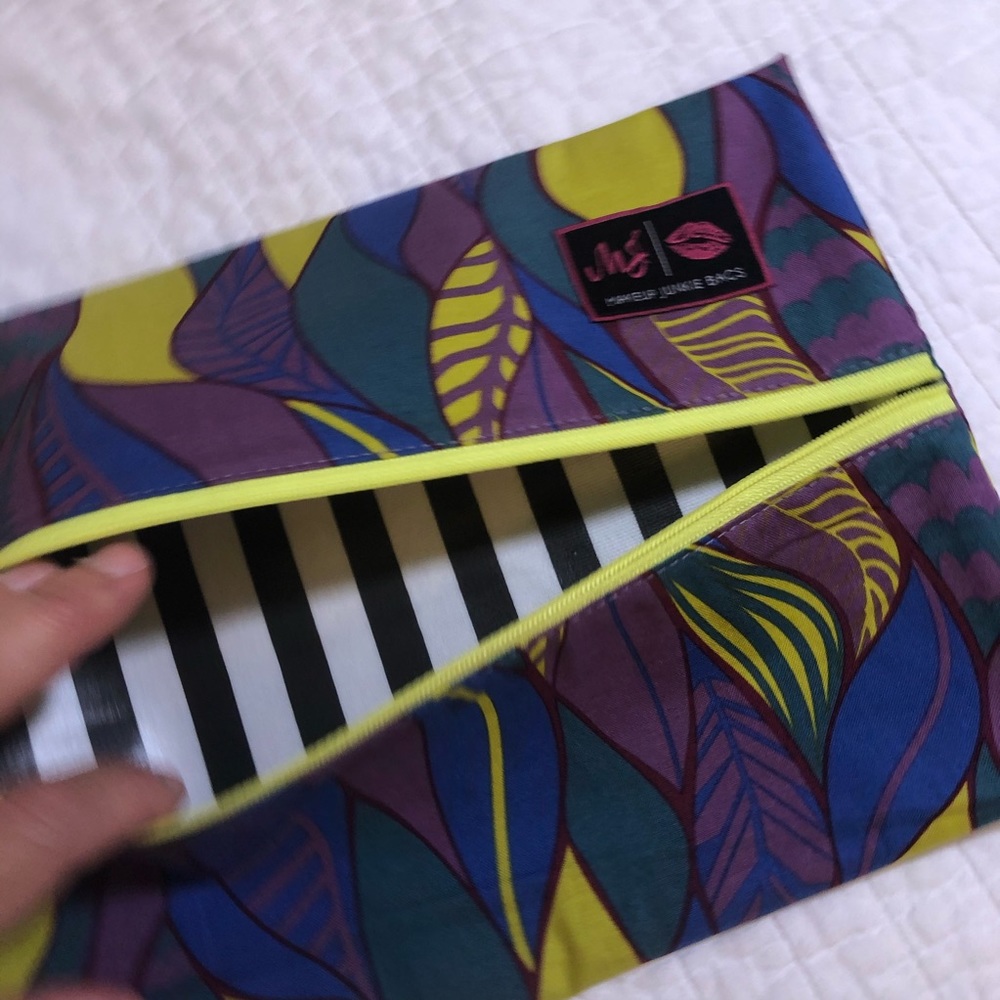 NEW Makeup Junkie Bag Size Medium Leaves Print